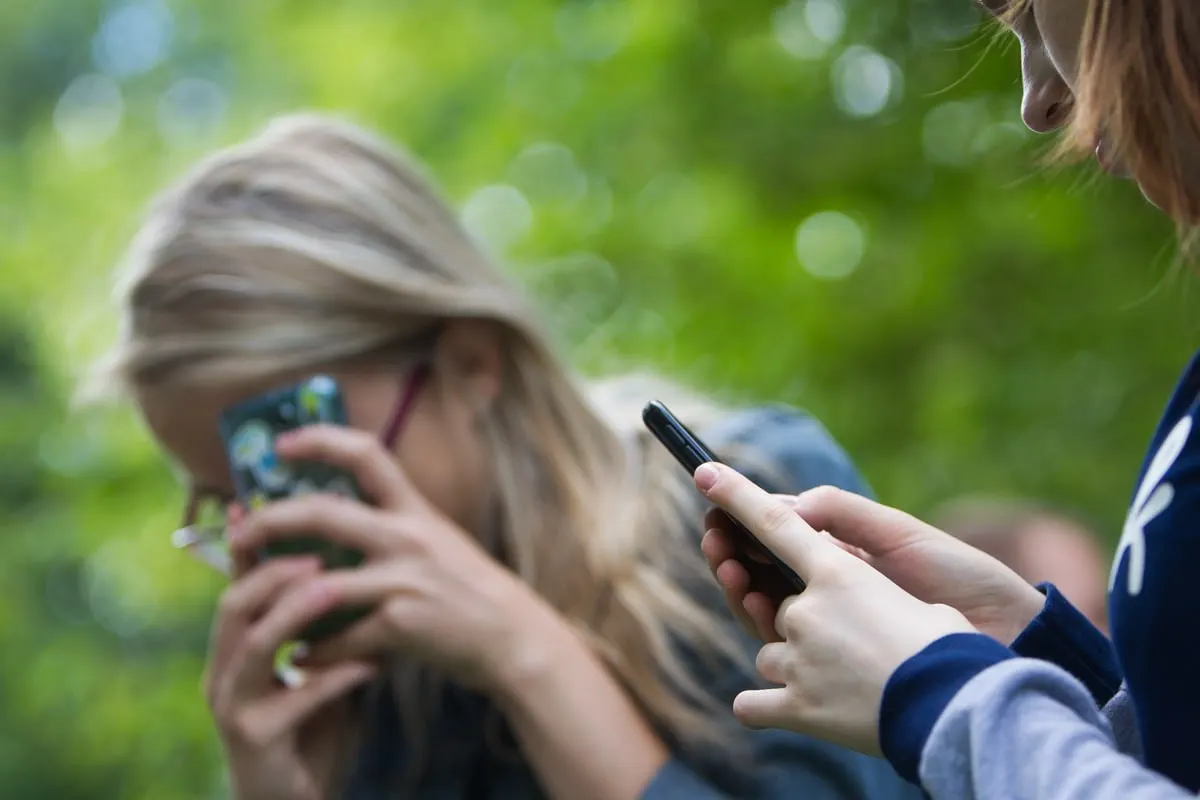 Родитель или законный представитель сможет сообщить оператору, что SIM‑карта используется ребёнком: для такой карты будет установлен особый статус, ограничивающий контент 18+ и входящие международные звонки. Операторы обязаны будут бесплатно подключать родительский контроль.
