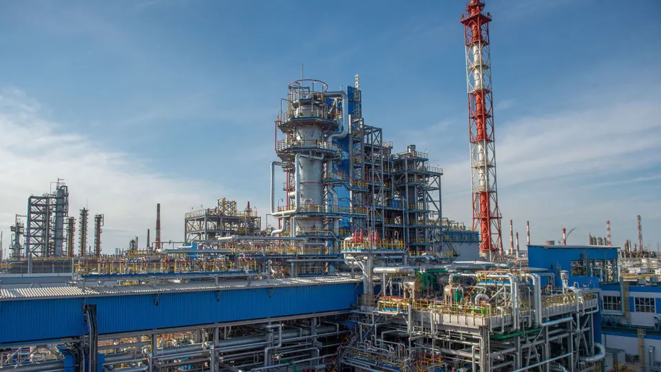 После атаки беспилотников завод «Газпромнефтехим Салават» прекратил переработку сырья с 14 июля; восстановление может занять от нескольких недель до месяцев, что усугубляет дефицит нефтепродуктов в стране.