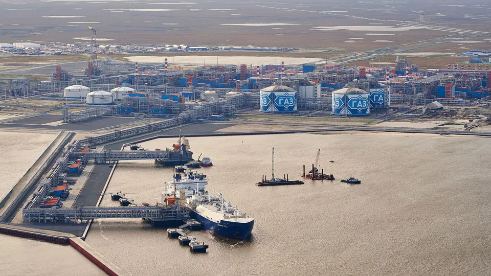 В преддверии ограничений на импорт российского газа европейские компании резко увеличили закупки СПГ с проекта «Ямал СПГ», что привело к рекордному объёму поставок в первом полугодии и росту платежей в адрес поставщиков.