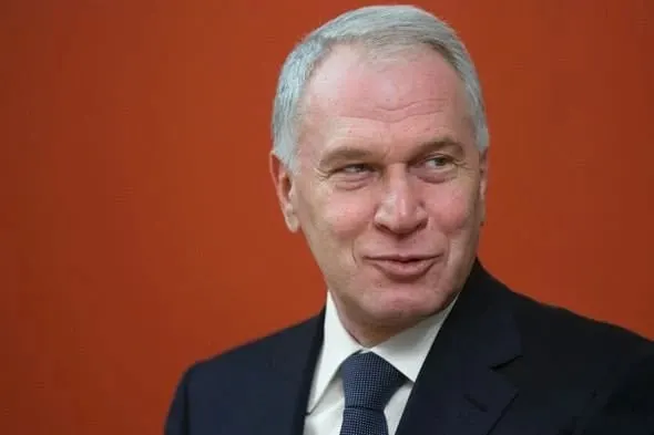 Президент присвоил бизнесмену орден III степени «за вклад в социально значимые проекты, сохранение культурно‑исторических ценностей и благотворительность». Forbes оценивает его состояние примерно в $2 млрд.