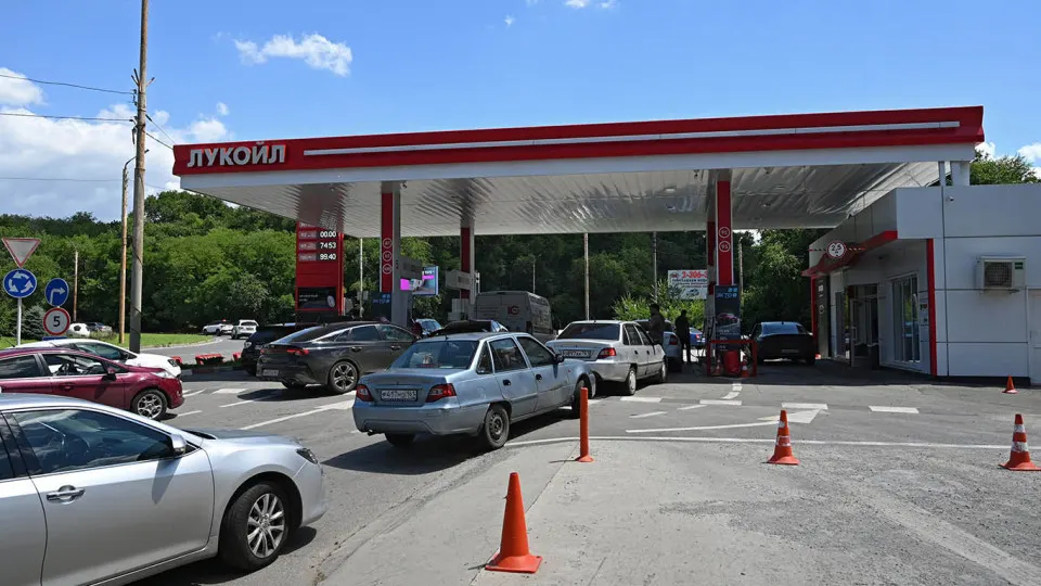 Цена бензина АИ‑92 из Беларуси выросла на 6% за неделю и в 1,8 раза с начала мая. Поставки растут, но их объемы не восполняют дефицит: правительство наращивает импорт, однако логистика и санкции осложняют быстрые поставки.