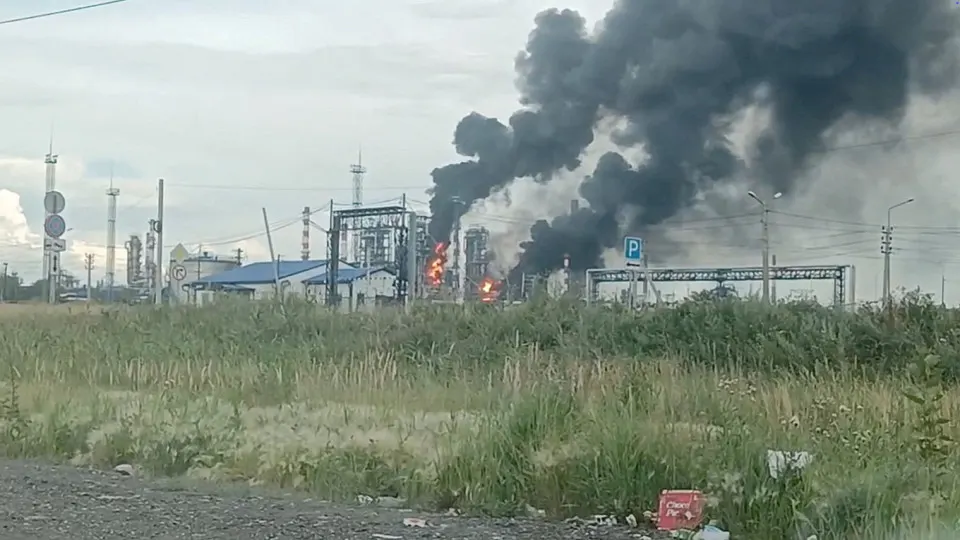 По данным Росстата, в июне выпуск нефтепродуктов упал на 12% и оказался на 21,7% ниже уровня годичной давности; снижение привело к дефициту топлива, импортным поставкам и удорожанию бензина и дизеля.