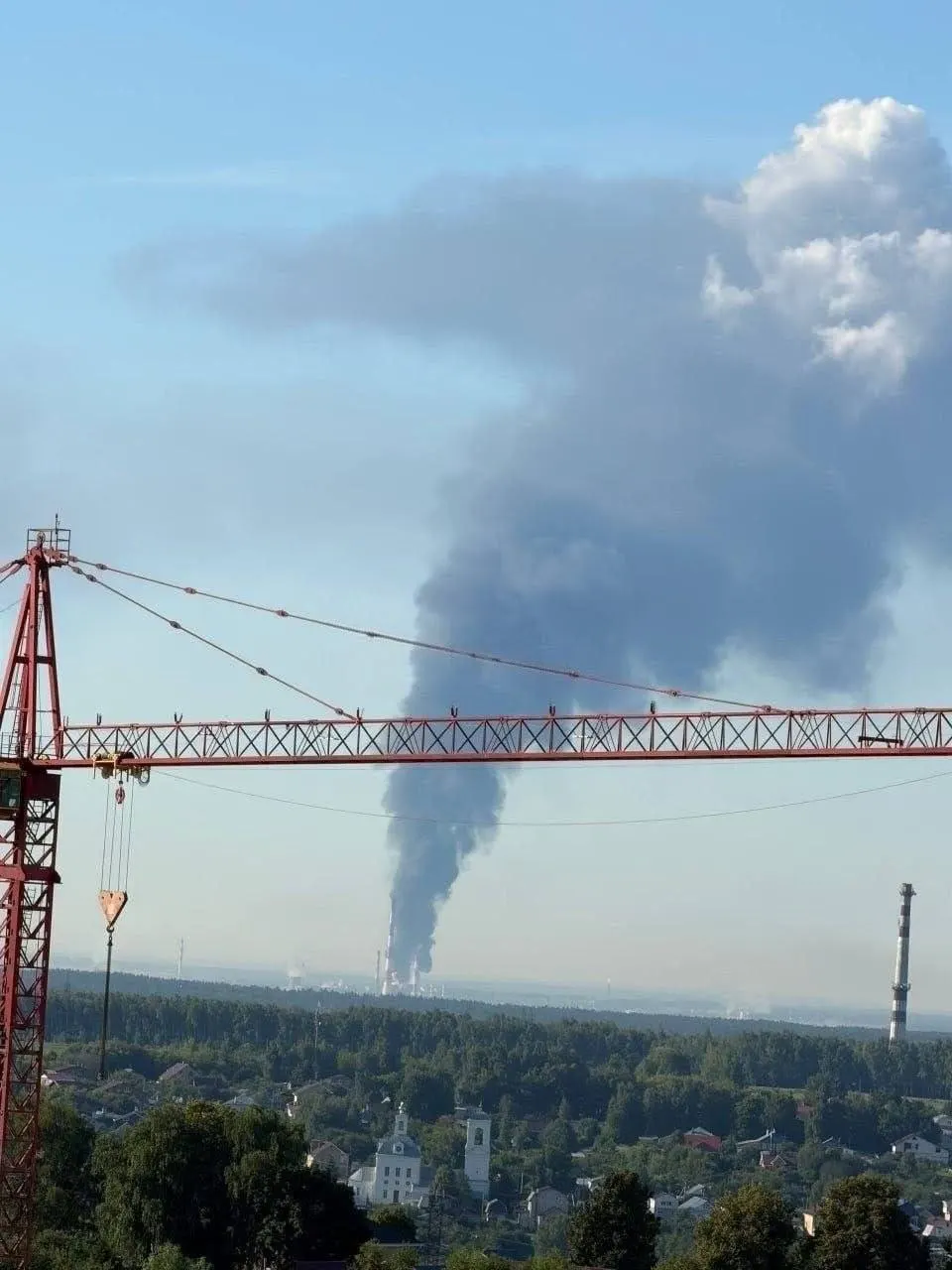 Ночью 2 июля дроны нанесли удар по крупнейшему НПЗ в Кстово (Нижегородская область), который обеспечивал поставки топлива в Чувашию. В результате попадания в жилой дом один человек погиб, ещё несколько получили ранения; перебои с поставками могут усилить дефицит и рост цен.