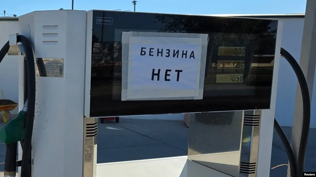 Росстат: за период 23–29 июня бензин в среднем по России подорожал, но в Севастополе рост цен достиг 30% на фоне дефицита топлива, логистических проблем и ограничений продаж в регионе.
