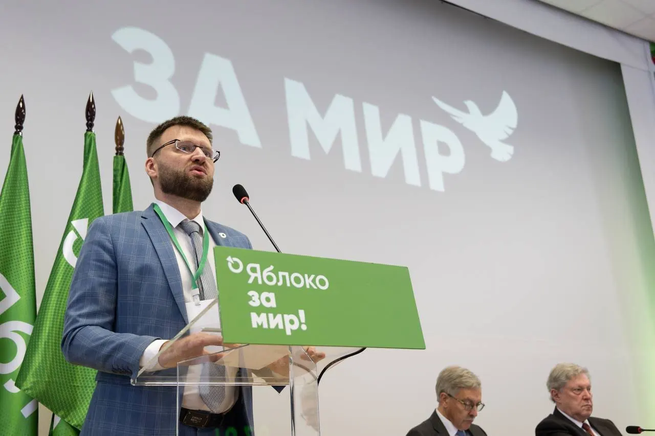 Ведомство отклонило ходатайство об исключении из реестра: в качестве «фактов политической деятельности» названы поздравление от председателя партии, поездки в суд, траурные возложения, участие в видео с бумажными самолётиками и другие эпизоды.