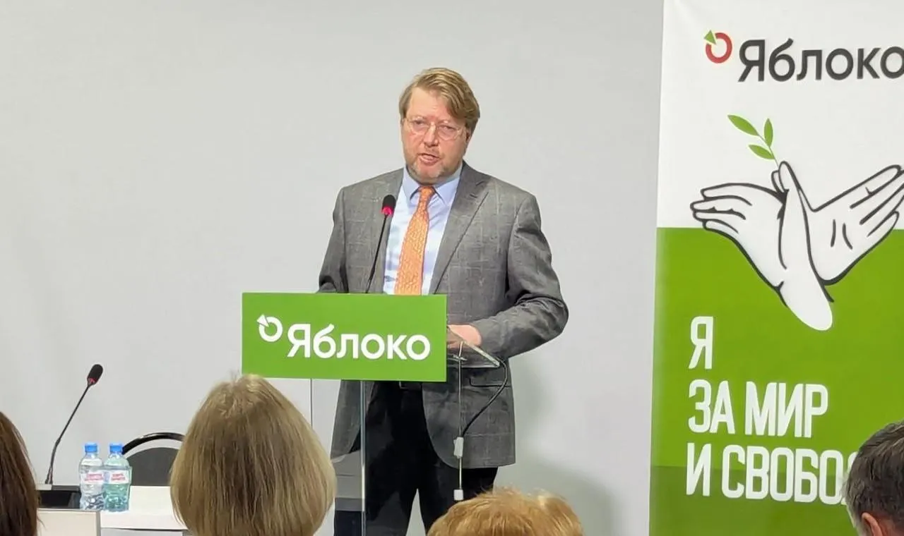 Верховный суд оставил в силе решение Выборгского районного суда Санкт-Петербурга, которым председатель «Яблока» Николай Рыбаков был оштрафован за публикацию с фотографией Алексея Навального. Партия намерена обжаловать вердикт в Конституционном суде.