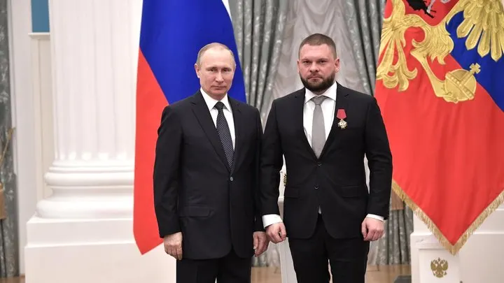 В официальных декларациях ряда лидеров федерального списка «ЕР» указаны акции и депозитарные расписки иностранных компаний. Партия заявляет, что к моменту подачи документов кандидаты оформили отчуждение зарубежных активов.