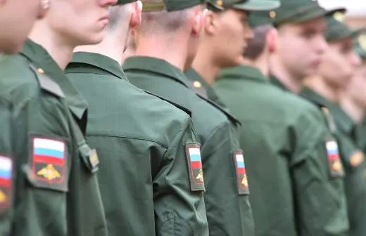 Правительство поддержало законопроект, позволяющий направлять призывников на службу в пожарные подразделения МЧС для тушения пожаров и аварийно‑спасательных работ в населённых пунктах.