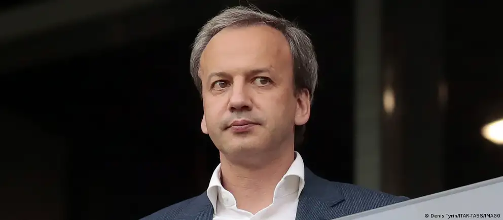 Аркадий Дворкович заявил, что будет оспаривать своё включение в санкционный список ЕС и временно отказался от исполнения обязанностей президента Международной шахматной федерации. Обязанности президента переданы вице‑президенту Вишванатану Ананду. Санкции входят в 21-й пакет ограничений ЕС.