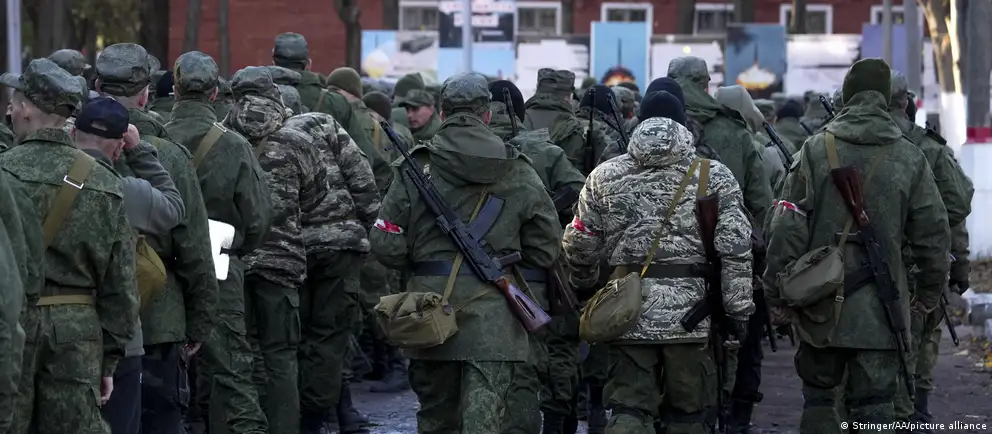 Президент Украины заявяет о планах расширить мобилизацию; независимые расследования фиксируют снижение набора контрактников, власти это отрицают. Что из этого следует населению?