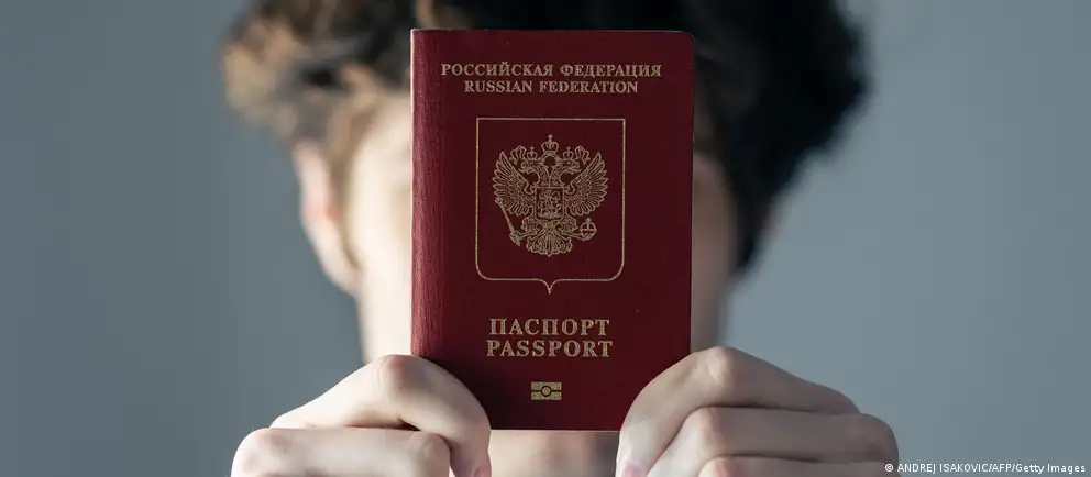 После возражений Франции и Италии Евросоюз намерен ограничить запрет на краткосрочные визы лишь для тех, кто непосредственно участвовал в боевых действиях в Украине; при этом расширены гуманитарные и иные исключения.