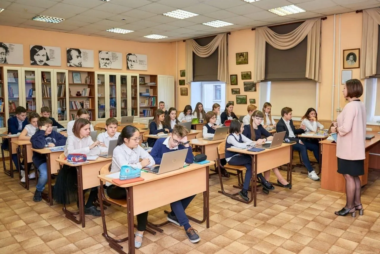 Указ закрепляет особый статус профессии учителя и вводит комплекс мер поддержки: бесплатные электронные ресурсы, юридическая помощь, год наставничества для новичков и звание «Ветеран труда» после 25 лет стажа.