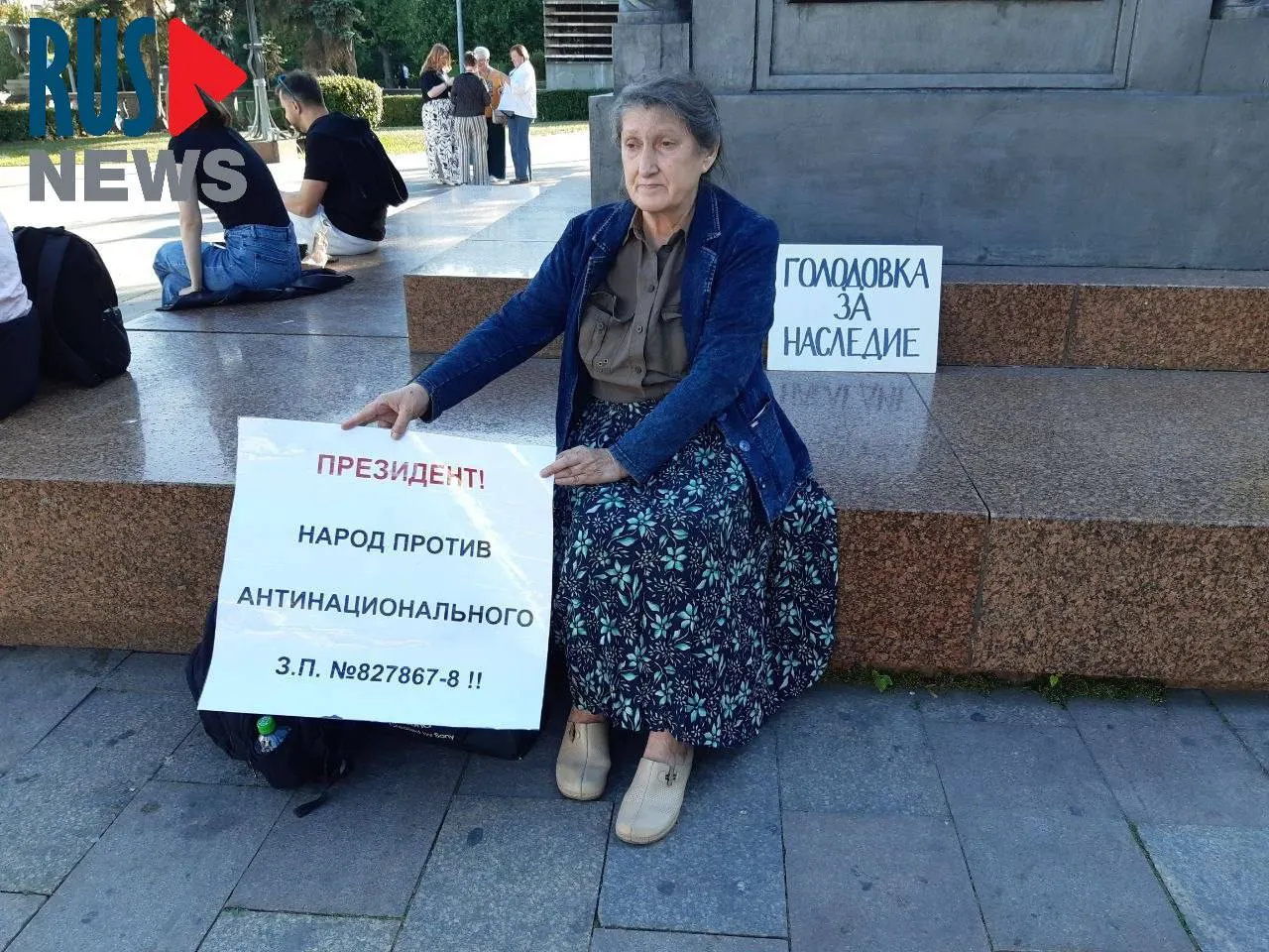 Председатель новосибирского отделения ВООПИК Наталья Шамина устроила голодовку у памятника Кириллу и Мефодию в Москве в знак протеста против законопроекта о передаче региональным властям права исключать объекты наследия из реестра; через час её задержала полиция.