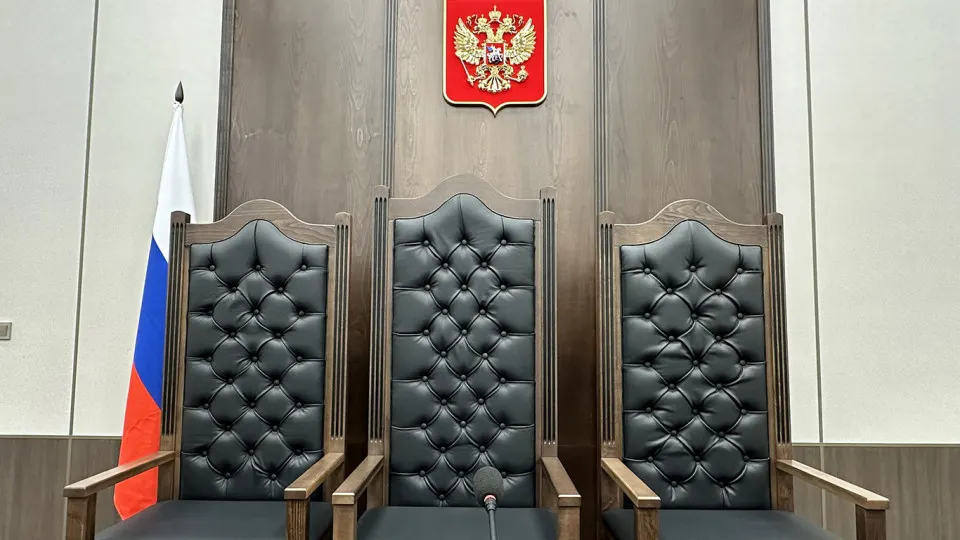 Правительственная комиссия одобрила инициативу изменить требования к образованию для ряда должностей в аппаратах судов — чтобы снизить кадровый дефицит. Юристы предупреждают о рисках и предлагают параллельно улучшать условия труда и карьерные перспективы.