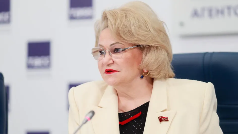 Глава думского комитета Нина Останина заявила, что власти скрывают реальную картину сбоев на НПЗ после ударов, что уже приводит к дефициту топлива, перебоям с поставками и риску срывов уборочной кампании.