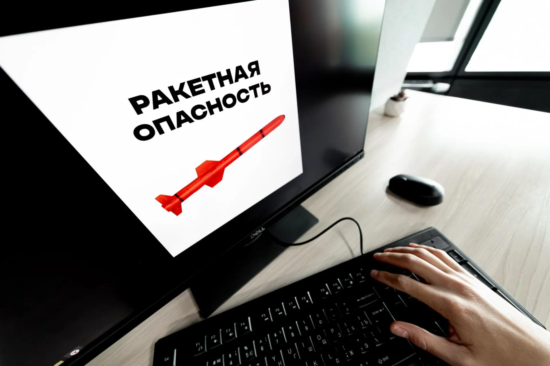 В ряде областей России прозвучали воздушные тревоги. Жителям рекомендуется оставаться в укрытиях и следовать указаниям экстренных служб. Информация уточняется.