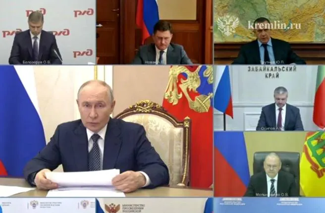 На совещании с президентом обсудили меры по обеспечению топливной безопасности региона: строительство мини‑НПЗ, вовлечение малого и среднего бизнеса, субсидии и увеличение импорта.
