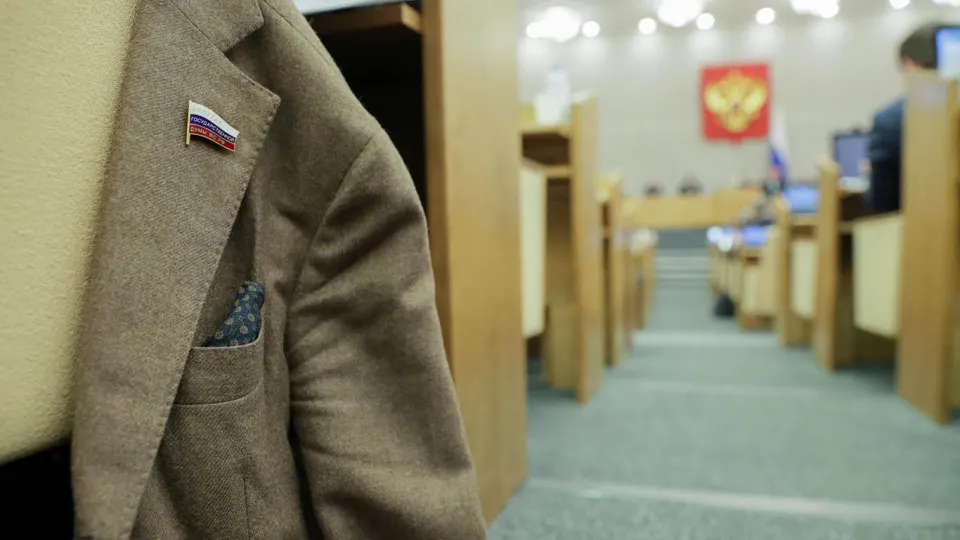 Правительство одобрило инициативу, которая снимает с депутатов региональных парламентов наказания за отсутствие или несвоевременную подачу деклараций о доходах. Поправки требуют доработки и продолжают тенденцию смягчения правил декларирования для чиновников.