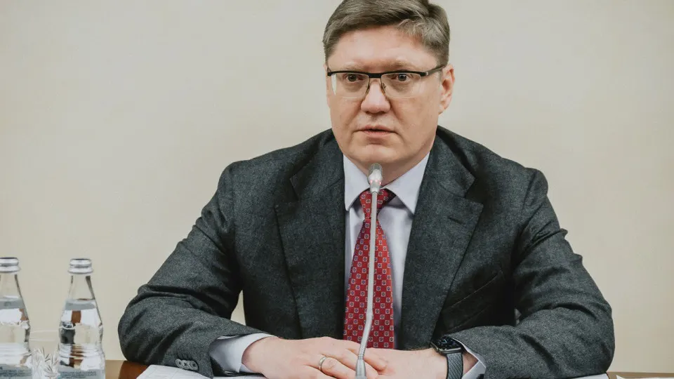 Заместитель руководителя фракции «Единая Россия» Андрей Исаев призвал не «вести себя как подростки», связывая перебои с бензином с ударами по НПЗ. Эксперты фиксируют резкое сокращение переработки, а регионы вводят лимиты и новые правила отпуска топлива.