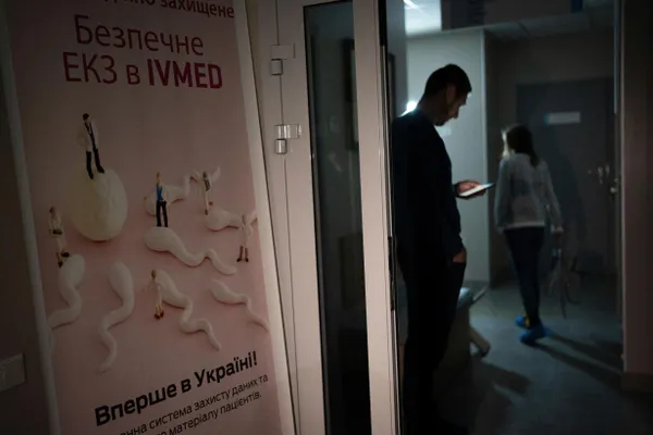Депутаты приняли поправки в закон «О ветеранах»: экстракорпоральное оплодотворение станет бесплатным для жен участников и инвалидов боевых действий, а также для вдов в течение пяти лет после гибели супруга; суррогат не покрывается.