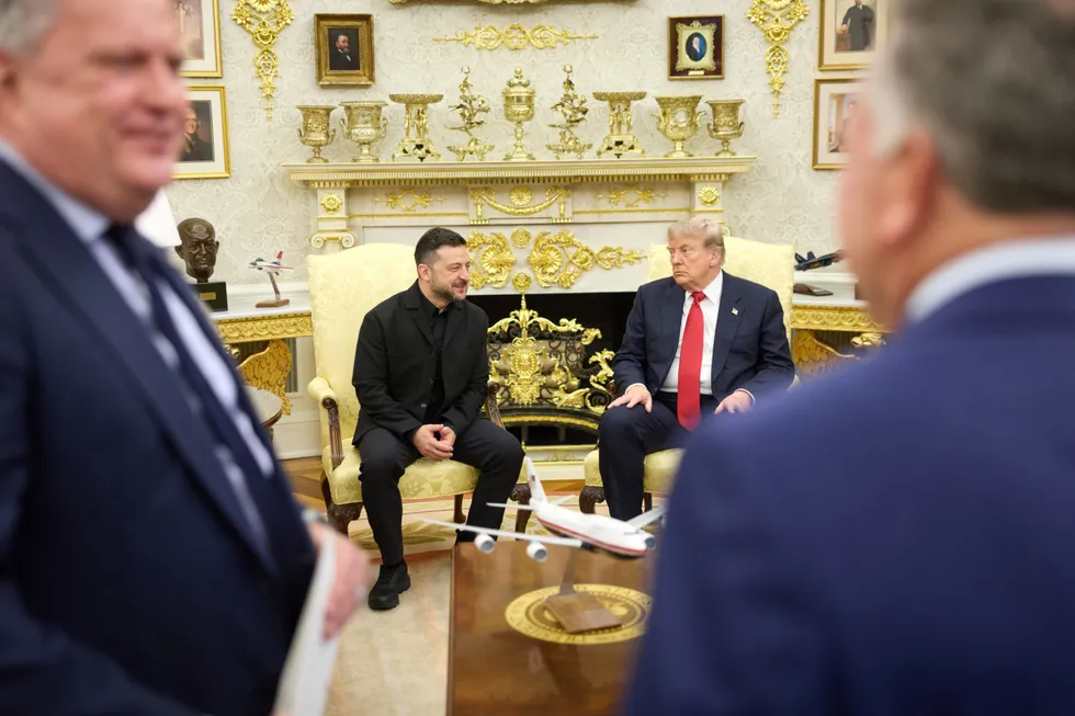 Во время визита в Вашингтон Владимир Зеленский попросил Дональда Трампа экстренную партию ракет для систем Patriot; стороны описали переговоры как успешные, а в Сенате прошёл шаг к новым санкциям против импорта российских энергоносителей.