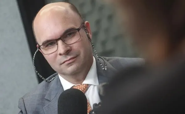 Зампред Банка России Алексей Заботкин в прямой линии рассказал о факторах, влияющих на курс рубля, роли вкладов и рисках для инфляции; он также исключил возможность заморозки вкладов.