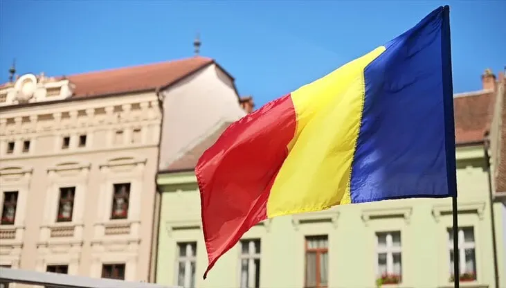 Румыния объявила одного из сотрудников российского посольства персоной нон грата и потребовала его выезда после серии инцидентов 24–26 июля, когда румынские военные сбили три беспилотника; МИД Румынии также отозвал посла в Москву для консультаций.