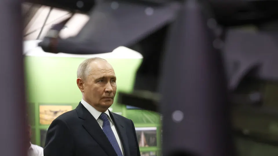 Президент заявил о добровольных перечислениях граждан через Общероссийский народный фронт, отметил объединение более 20 млн человек и подчеркнул рост военных расходов и укрепление оборонной сферы.