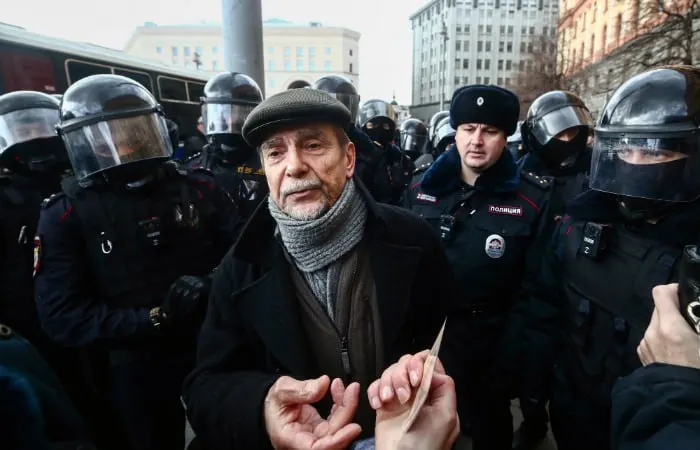 В заочном процессе в Хорошевском суде Москвы обвинение просит 6,5 года колонии и десятилетний запрет администрировать сайты для 84‑летнего правозащитника по статьям о «нежелательной» организации и «иностранном агенте».