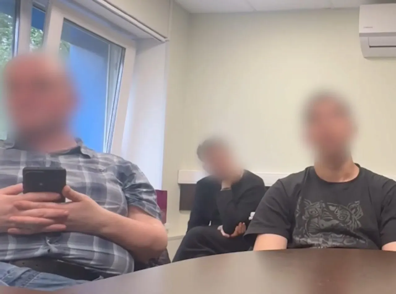 Следственный комитет возбудил уголовные дела о терроризме в отношении чат‑бота «Дайвинчик». По версии следствия, через бота могли проводить знакомства и вербовку, в связи с чем начаты проверки.
