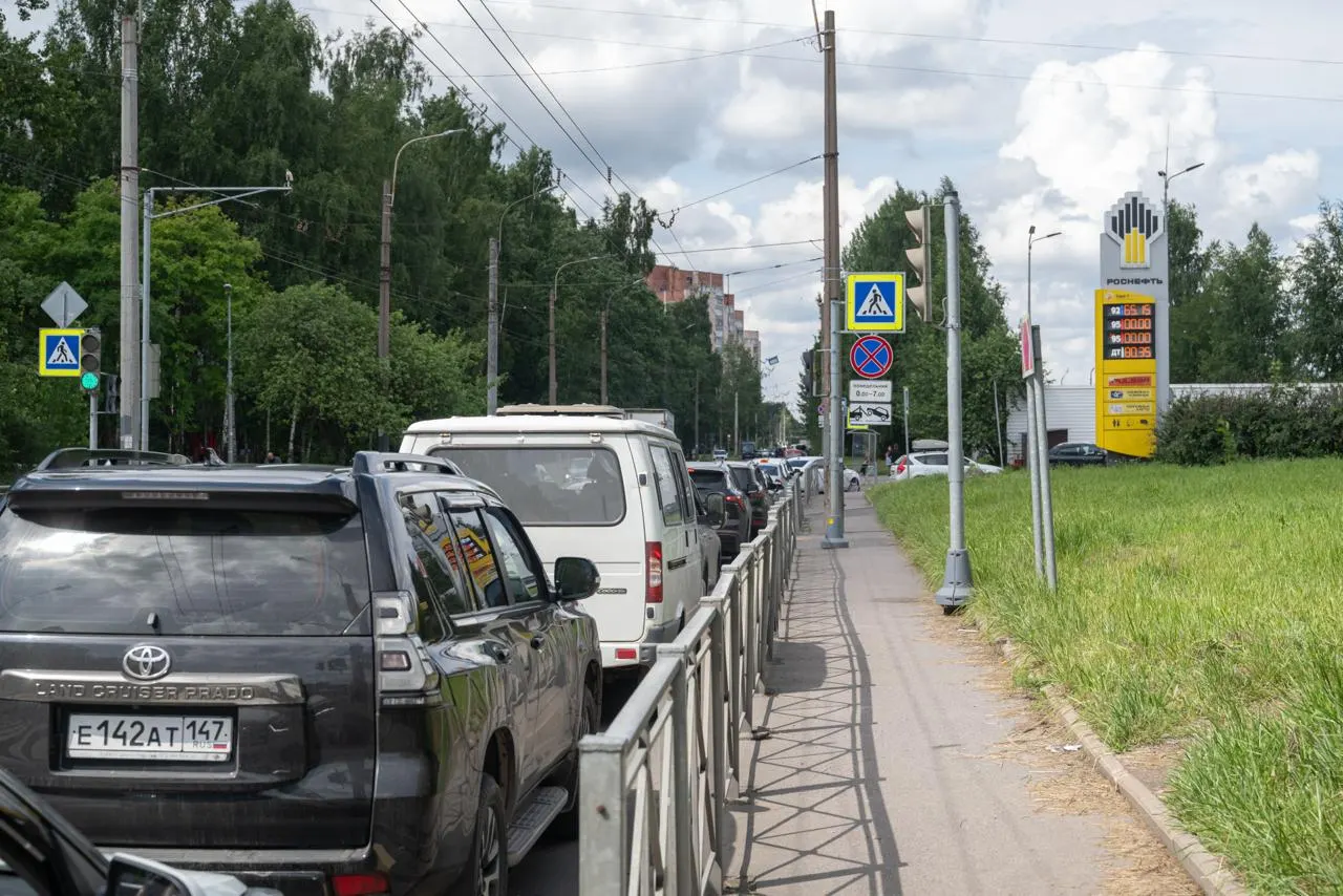 Проверка нескольких петербургских АЗС показала, что в город продолжают привозить бензин Евро‑5; сотрудники отмечают наличие запасов и предлагают водителям проверять паспорта топлива.