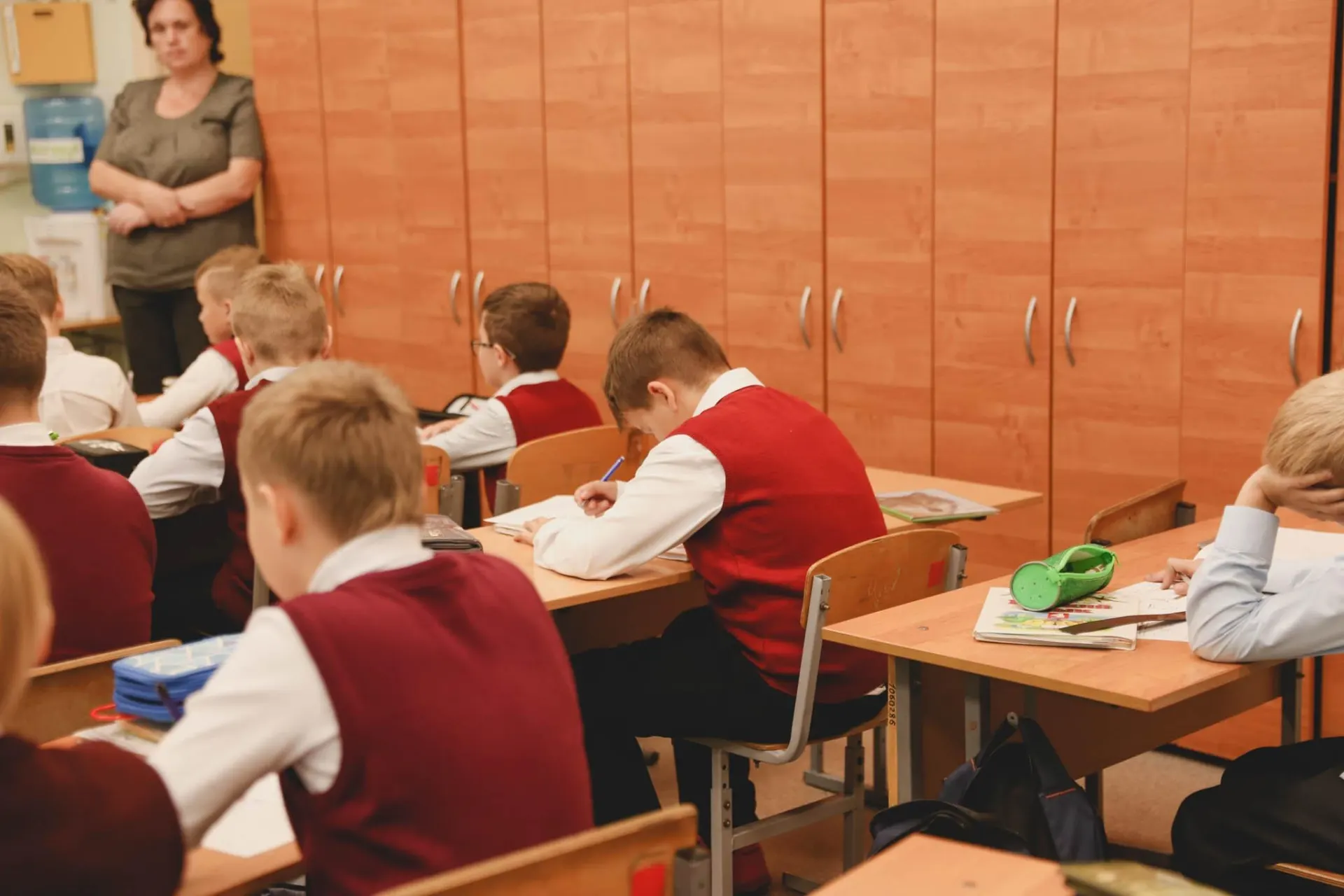 В ведомстве прокомментировали слухи об отмене экзамена и сообщили, что предмет в школьной программе будут изучать всего три года.