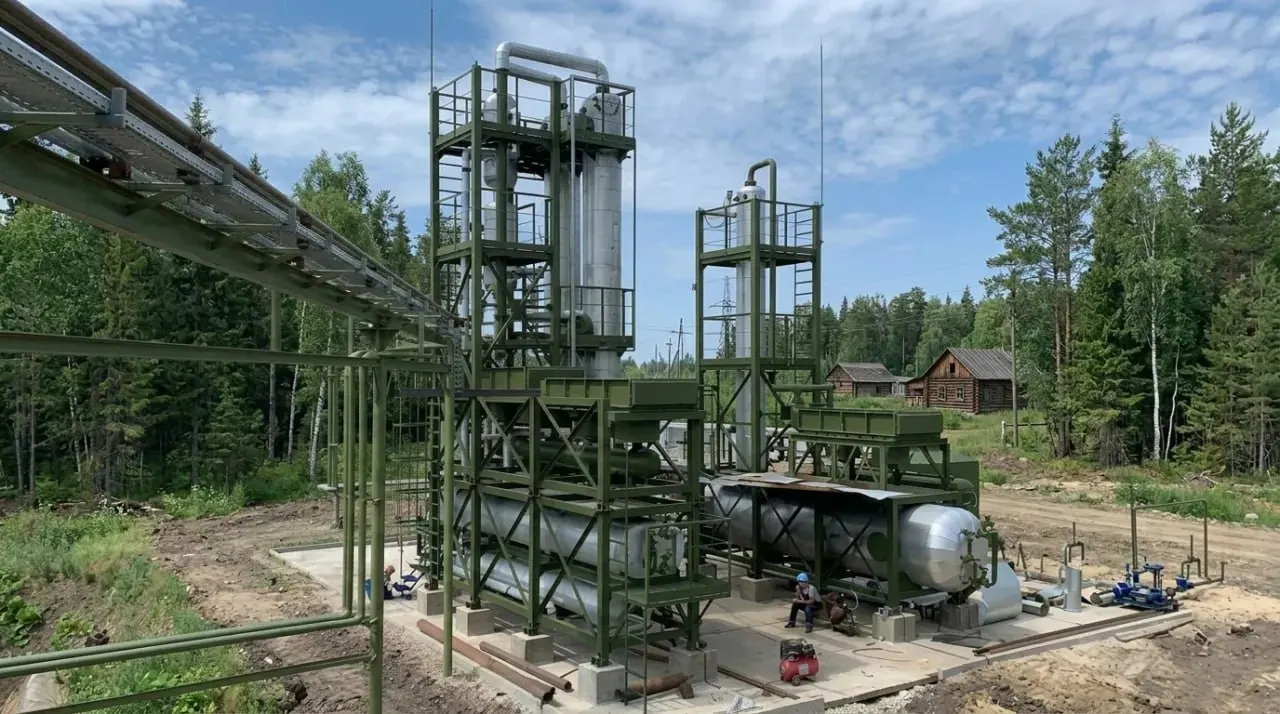 Предложение создать сеть мини‑нефтеперерабатывающих заводов озвучено на фоне топливного кризиса; экологи считают, что такие заводы могут выпускать низкокаченое топливо и ухудшать качество воздуха.
