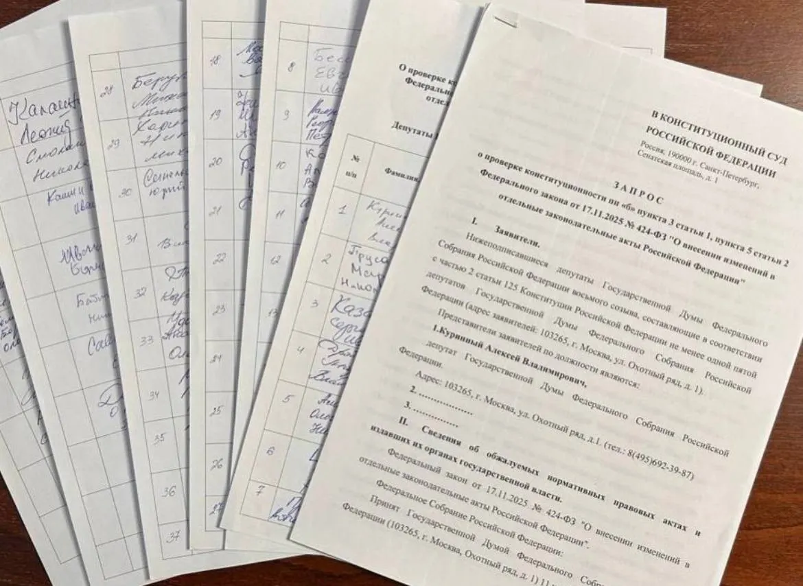 Депутат от Ульяновской области Алексей Куринный собрал 73 подписи для запроса в Конституционный суд из‑за закона об обязательной отработке для студентов-медиков; для обращения нужно 90 подписей.