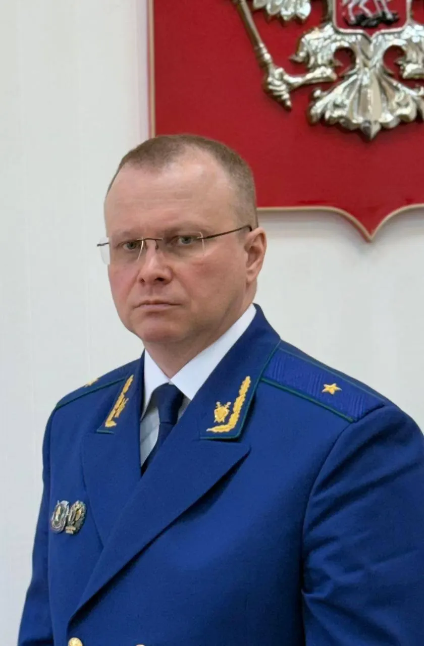 Президент назначил Бориса Анатольевича Новикова прокурором Мурманской области. Он служит в органах прокуратуры с 2001 года и занимал ряд руководящих должностей в Северо-Западном федеральном округе.
