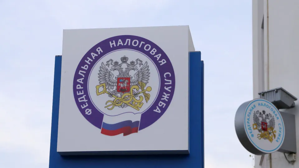 Налоговики рассылают письма гражданам, совершившим крупные покупки при отсутствии официальных доходов. Одновременно растёт обращение наличных и «серые» расчёты, что усугубляет бюджетный дефицит.