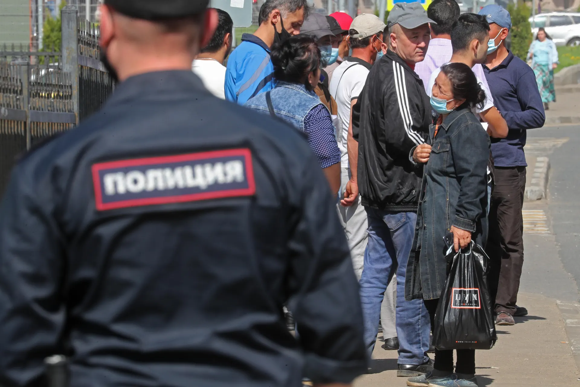 Ко второму чтению в Госдуме готовят поправки, которыми в перечень оснований для безальтернативного выдворения иностранцев хотят включить неповиновение пограничникам и дискриминацию.