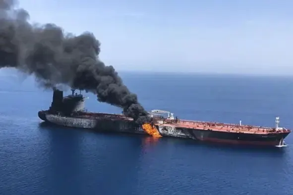 Страховые тарифы на морские перевозки выросли в 2–4 раза, а компании массово ограничивают или отказывают в покрытии военных рисков. Власти рассматривают варианты компенсаций — от расширения господдержки до создания обществ взаимного страхования и фондов возмещения.