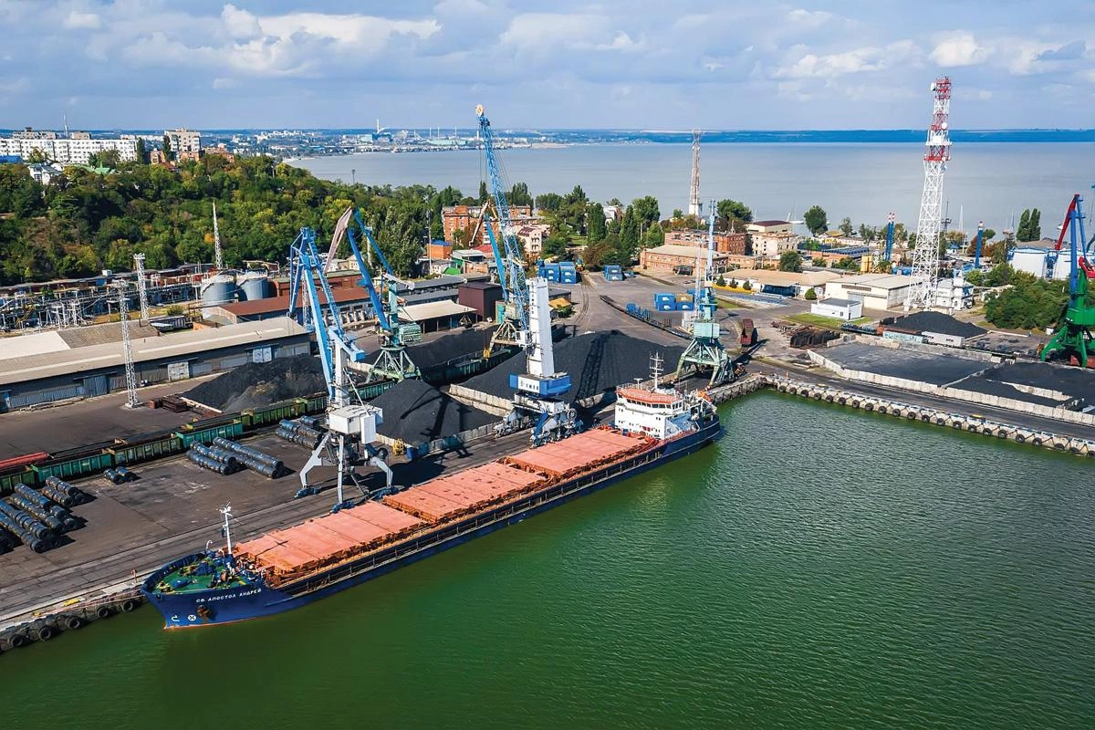 Из‑за атак беспилотников погрузка в портах Азовского моря приостановлена — государство предлагает покрыть до 90% затрат на перевозку зерна в порты Черного и Балтийского морей.