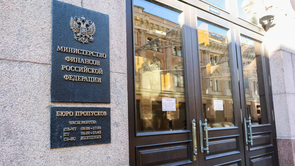 После 2022 года финансирование федерального бюджета всё больше опирается на заимствования: госдолг вырос почти на 70%, расходы на обслуживание долгов существенно увеличились, и бюджет рискует скатиться в долговую спираль.