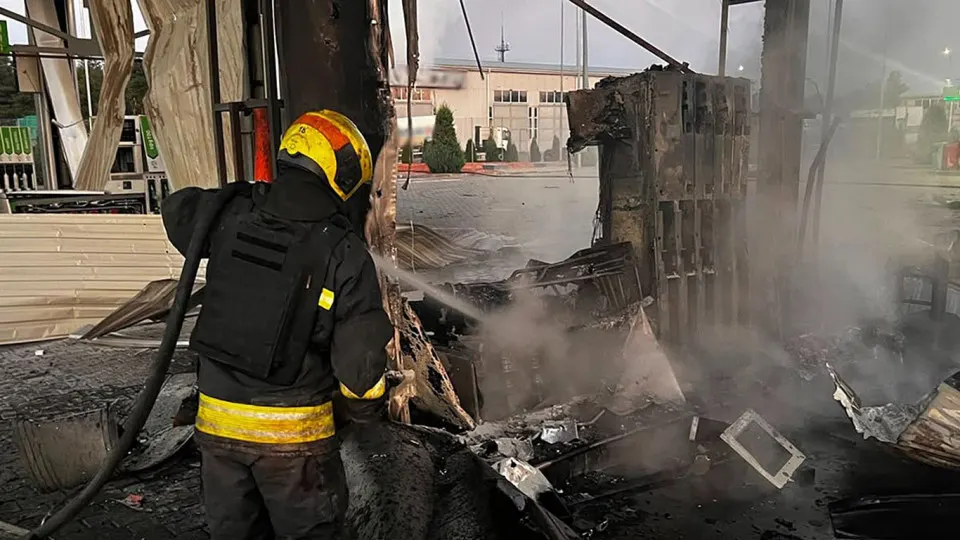 В ночь на 1 июля удары беспилотников по Днепропетровской области привели к повреждению пяти автозаправок, пожарам и жертве. Атака совпала с глубоким дефицитом топлива в России: производство упало на четверть, введены лимиты и резко выросли цены, начаты экстренные закупки за рубежом.