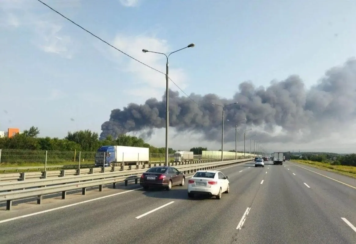 В Подмосковье во время ночного удара беспилотников загорелся крупный склад логистической компании 3PL. Рядом расположен крупный распределительный центр Wildberries. По всей стране фиксируют падения дронов, пожары и повреждения — есть пострадавшие.