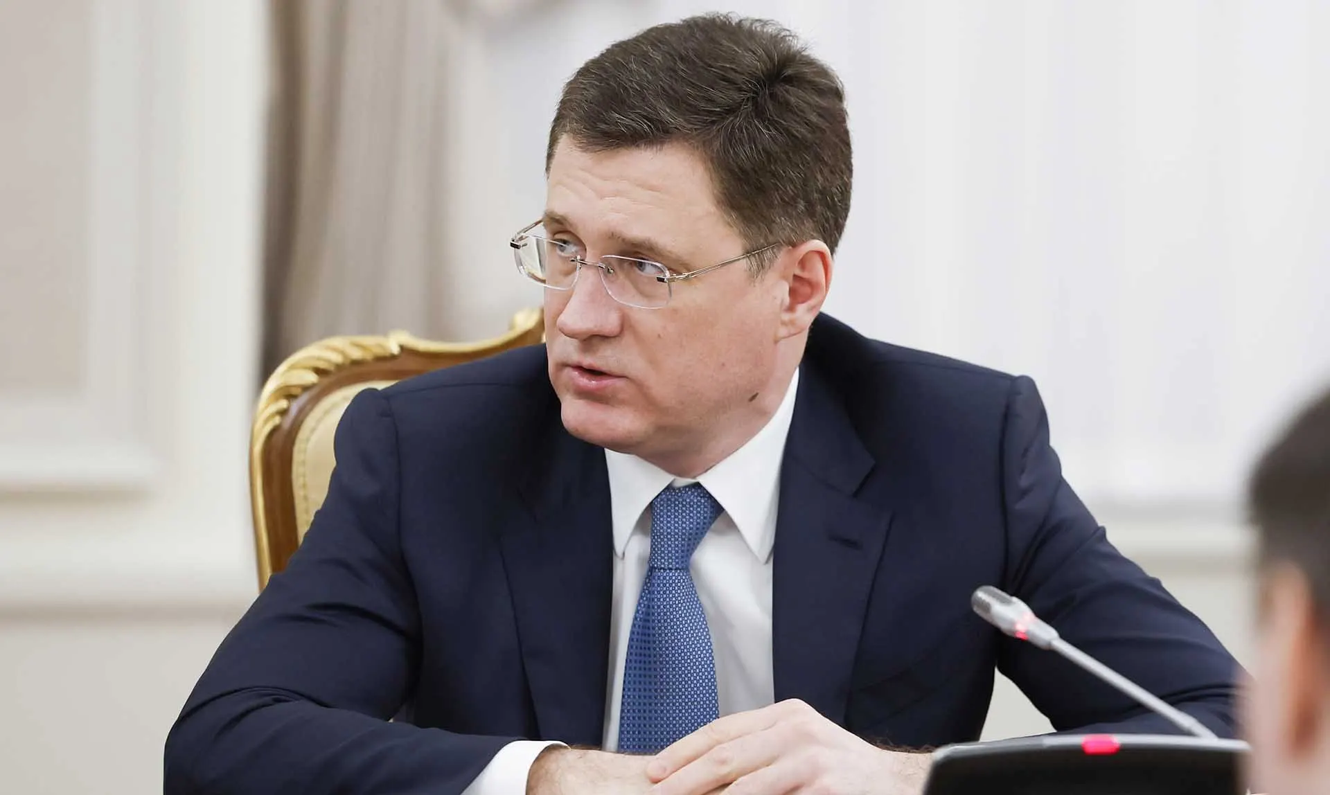 Вице‑премьер заявил, что в целом в стране достаточно бензина и дизельного топлива; отдельные дефициты на АЗС связаны с логистикой и оперативно устраняются. Власти продолжают мониторить ситуацию в регионах.