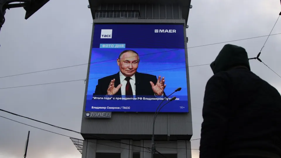 По оценке Минэкономразвития, ВВП прибавил 0,3% за январь–июнь; ускорение в июне не компенсировало провал первого квартала, а гражданские отрасли уходят в рецессию.