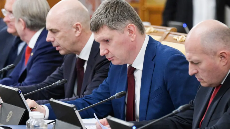 Минэкономразвития фиксирует практически нулевой рост ВВП за январь–май — 0,2%. Рост в оборонном секторе и в Москве сочетается со стагнацией и падением инвестиций в большинстве регионов. Снижение цен на нефть и бюджетные риски усиливают вероятность рецессии.