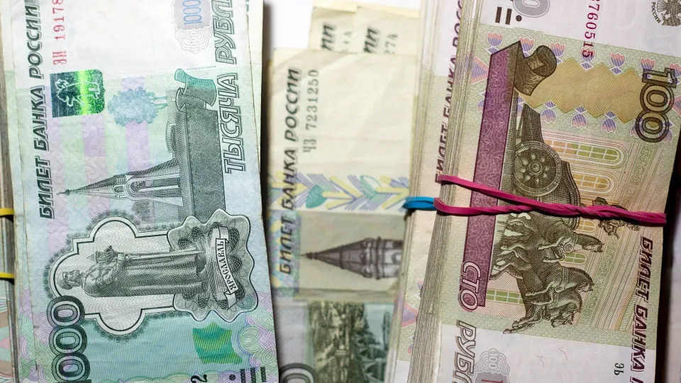 С начала июля спрос населения на «кэш» резко вырос: за две недели объём наличных в обращении прибавил сотни миллиардов рублей. Банки усилили обращение к операциям репо, что поднимает риски для ликвидности финансовой системы.