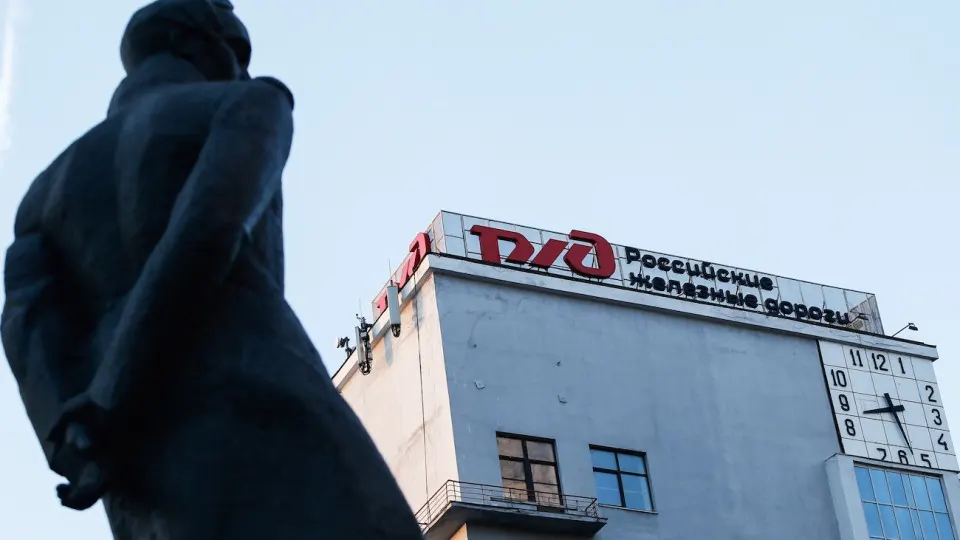 Правительство решило досрочно провести индексацию тарифов РЖД — для поддержки монополии, столкнувшейся с падением перевозок, снижением прибыли и ростом долга.