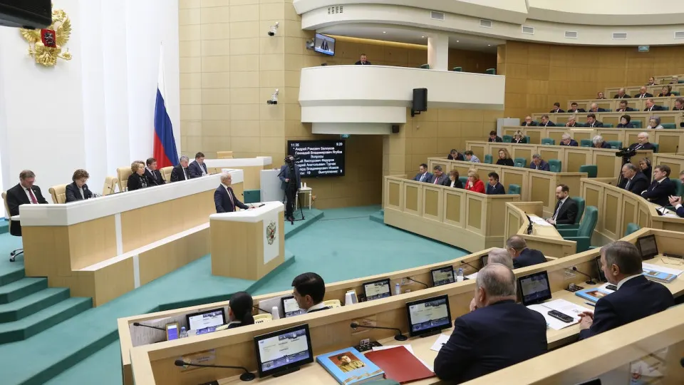 Минюст получит право вести реестр россиян, признанных «уклоняющимися» и находящихся за рубежом; в отношении занесенных в список вводятся масштабные ограничения на банковские операции, госуслуги, операции с недвижимостью и консульскую помощь.