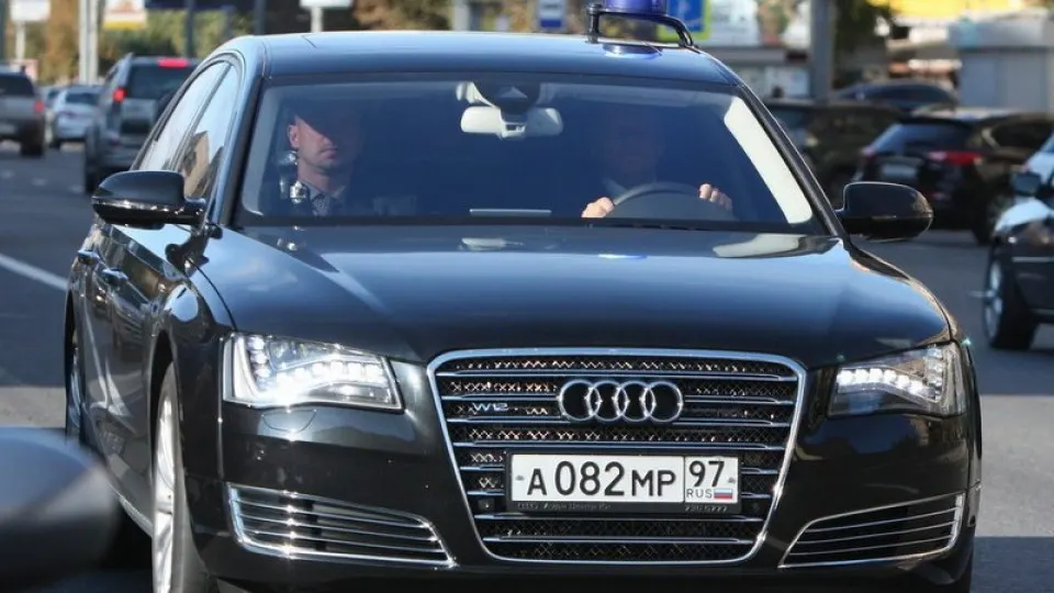 В ряде регионов бензин отпускают в приоритетном порядке автомобилям экстренных служб и госслужащим. Дефицит топлива связан с ударами по нефтеперерабатывающим объектам — переработка упала до минимума за годы, а выпуск бензина сократился примерно на четверть.