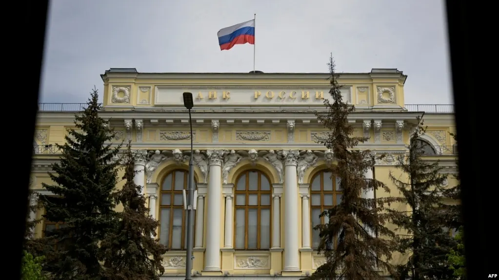 Банк России включил Bitcoin, Ethereum и USDT в перечень криптоактивов, доступных к торговле через брокеров и биржи. Для неквалифицированных инвесторов установлен лимит, для квалифицированных — без ограничений; всем участникам рынка предложено пройти обучение и оценку рисков.